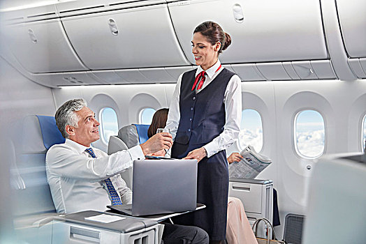 空乘人员,饮料,商务人士,工作,笔记本电脑,飞机