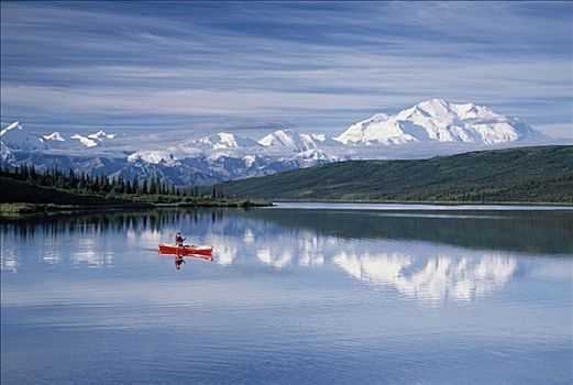 女人,独木舟,旺湖,德纳里国家公园,阿拉斯加