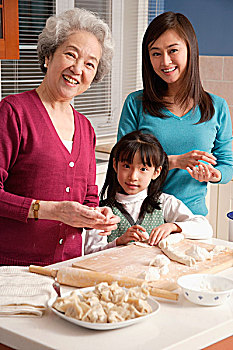 祖母,女儿,孙女,制作,饺子,厨房,看镜头