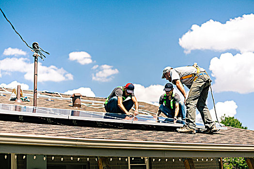 三个,工人,安装,太阳能电池板,房顶,房子,仰视