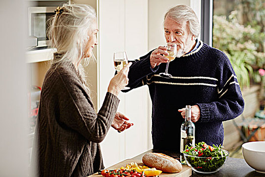 老年,夫妻,喝,葡萄酒,厨房