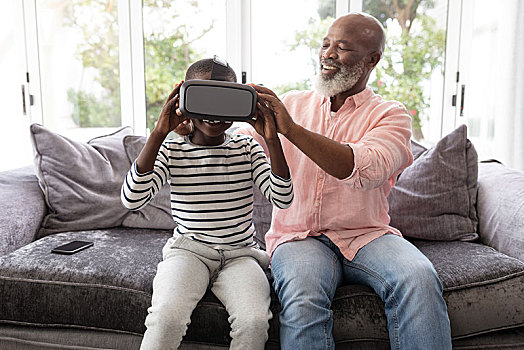 爷爷,帮助,孙子,穿戴,虚拟现实,耳机,客厅