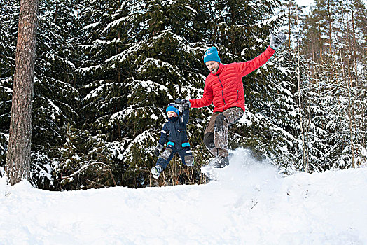 男人,儿子,跳跃,积雪,树林,山