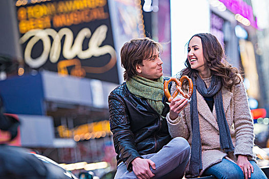年轻,情侣,分享,椒盐卷饼,纽约,美国