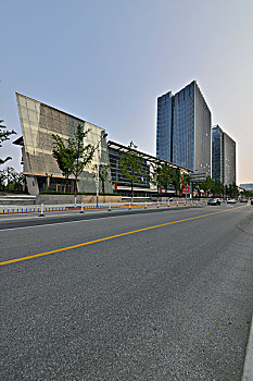 现代商务楼与道路