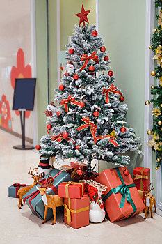店铺门口装饰精美的圣诞树和圣诞礼物