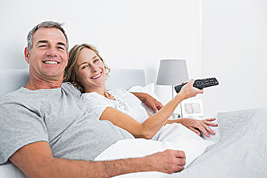 幸福伴侣,搂抱,床上,看电视,在家,卧室
