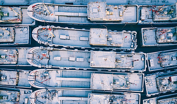 下雪后美丽的渔村渔船和码头