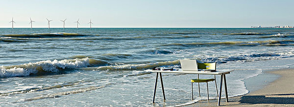 书桌,椅子,笔记本电脑,水边,海滩,风轮机,地平线