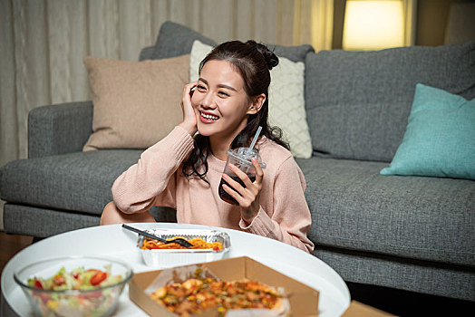年輕女士在家吃外賣