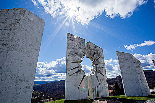 塞尔维亚的前南斯拉夫纪念碑-弹孔