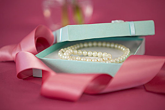 珍珠项链,礼盒,粉色背景