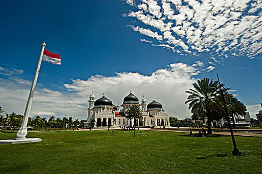 indonesia,sumatra,banda,aceh,indonesian,flag,in,front,of,baiturrahman,grand,mosque,mesjid,raya