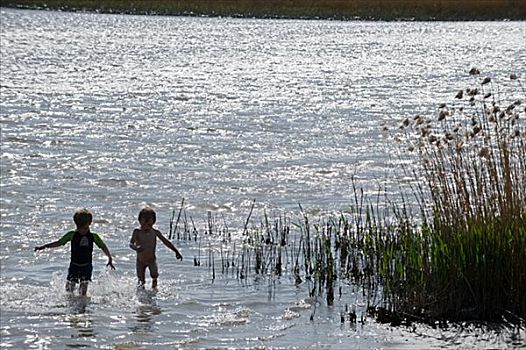 两个男孩,跑,水,瑞典