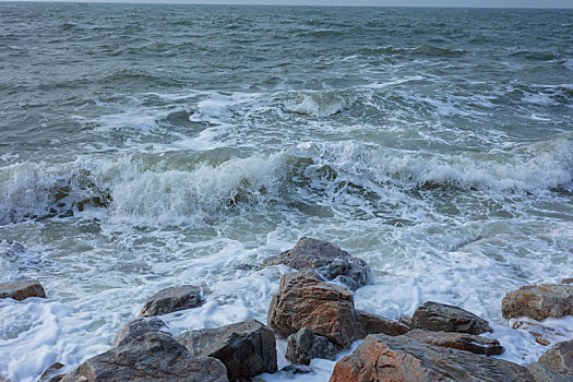 晴天下的大海海浪