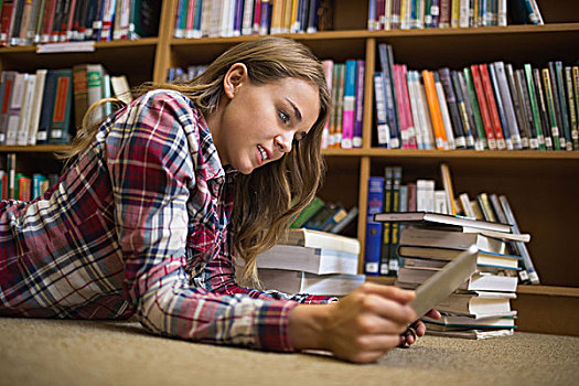 年轻,学生,躺着,图书馆,地面,平板电脑