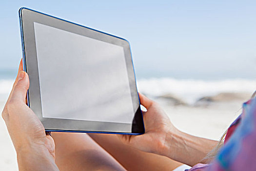 坐,女人,海滩,折叠躺椅,平板电脑
