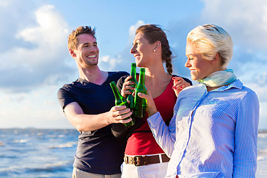 朋友,喝,瓶装,啤酒,海滩