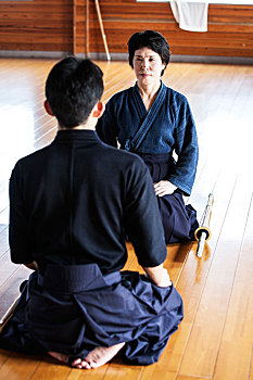 女性,男性,日本,剑道,好斗,跪着,相对,相互,木地板