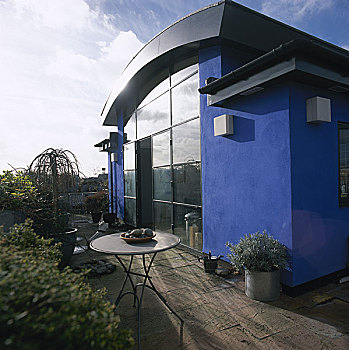 户外,现代住宅,蓝色,粉饰灰泥,墙壁,弯曲,屋顶,玻璃,路
