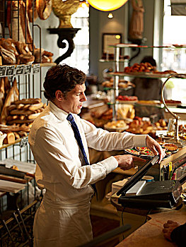 服务员,穿着衬衫,围裙,经营的,提款机,在面包店,巴黎,法国