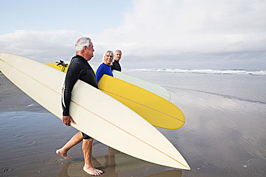 老年,女人,两个,老人,海滩,穿,紧身潜水衣,冲浪板