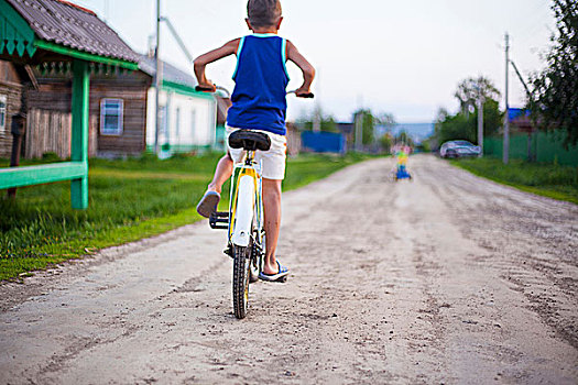 男孩,骑自行车,土路,后视图
