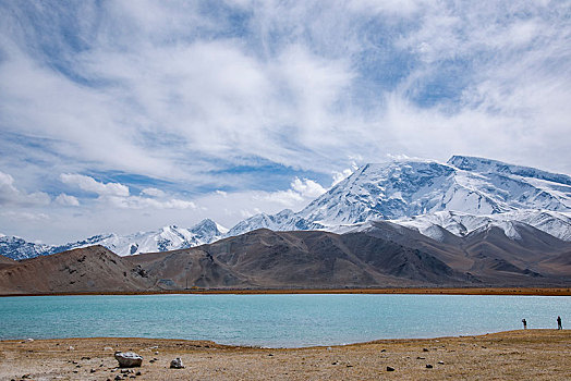 新疆帕米尔高原葱岭上的喀拉库勒湖