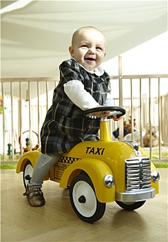 微笑,婴儿,骑,玩具车