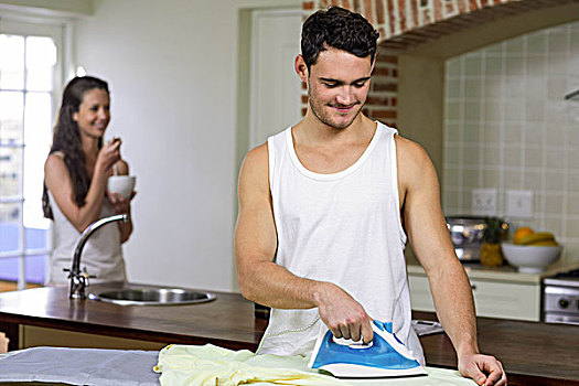 男人,熨烫,衬衫,厨房,女人,吃早餐,背景
