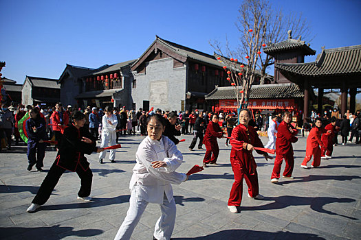 山东省日照市,市民在街头表演打太极,犹如行云流水让人赏心悦目