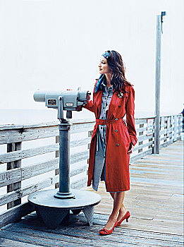 漂亮,女人,穿,红色,外套,站立,正面,望远镜,码头,看别处
