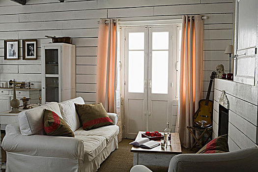 沙发,散落,垫子,靠近,落地窗,帘,角,客厅,白色,墙壁