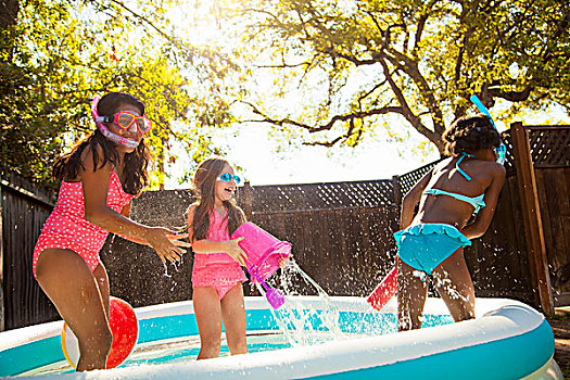 三个女孩,玩,溅,花园,涉水,游泳池