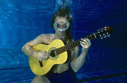 音乐人,弹吉他,水下