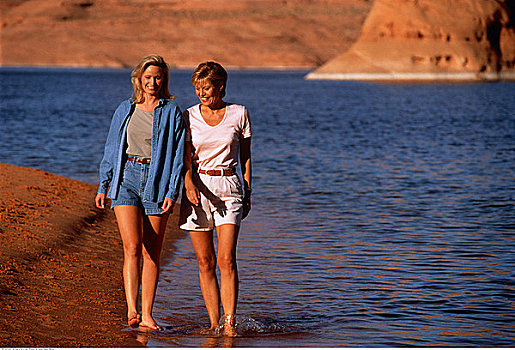 两个女人,走,海滩,鲍威尔湖,亚利桑那,美国