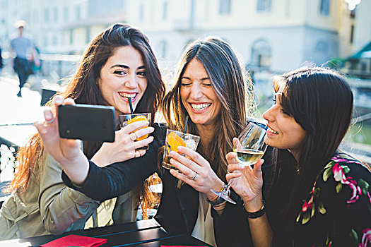 三个女人,年轻,咯咯笑,智能手机,水岸,咖啡