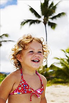 小女孩,金发,卷发,海滩,棕榈树,后面