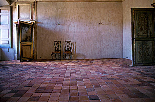 孤单,一对,椅子,空,墙壁,大,房间,赤陶,地面
