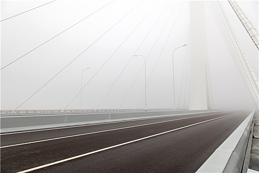 浓雾笼罩的大桥