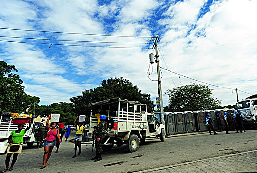 haiti,port,au,prince,un,soldiers,in,front,of,refugee,camp