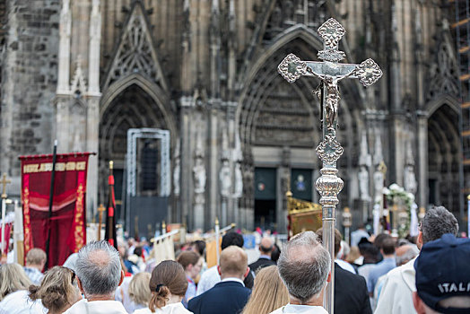 神职人员,拿着,十字架,大量,正面,科隆大教堂,科隆,北莱茵威斯特伐利亚,德国,欧洲