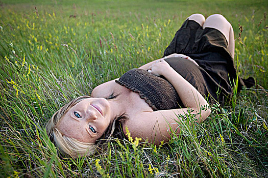 孕妇,背影,草,艾伯塔省,加拿大