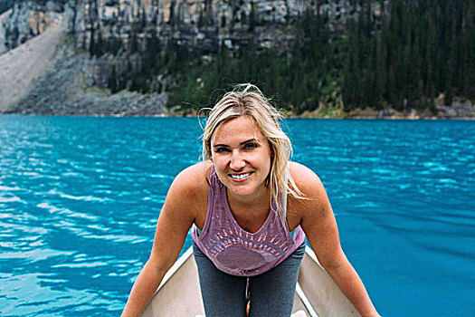 头像,中年,女人,独木舟,冰碛湖,看镜头,微笑,班芙国家公园,艾伯塔省,加拿大