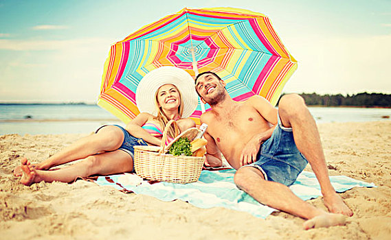 夏天,休假,度假,高兴,人,概念,微笑,情侣,躺着,海滩,彩色,伞,日光浴