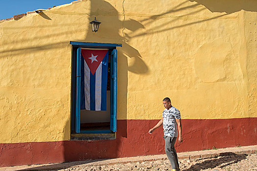 男人,走,入口,古巴国旗,悬挂