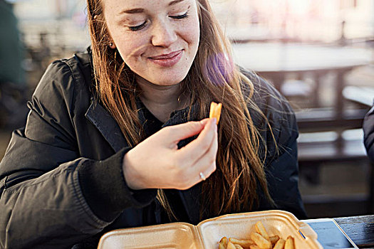 年轻,女人,头像,户外,吃,薯条,布里斯托尔,英国