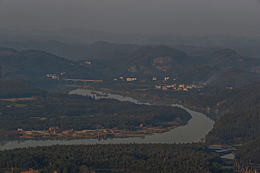 山,丹霞,河流,蓝天,黄昏,大气,田野,水电站,村庄,驴友,旅行,地质公园,丹霞地貌,绿色,灌木,树,草,水潭,素材,平面设计