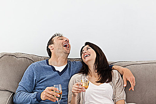 伴侣,笑,喝,香槟,沙发,在家