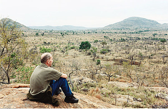男人,坐,岩石上,克鲁格国家公园,南非